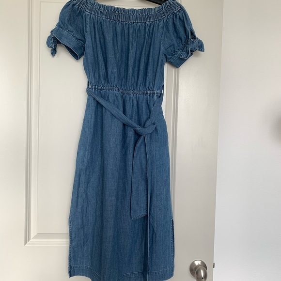 Off-the-shoulder chambray dress - Picture 4 of 8